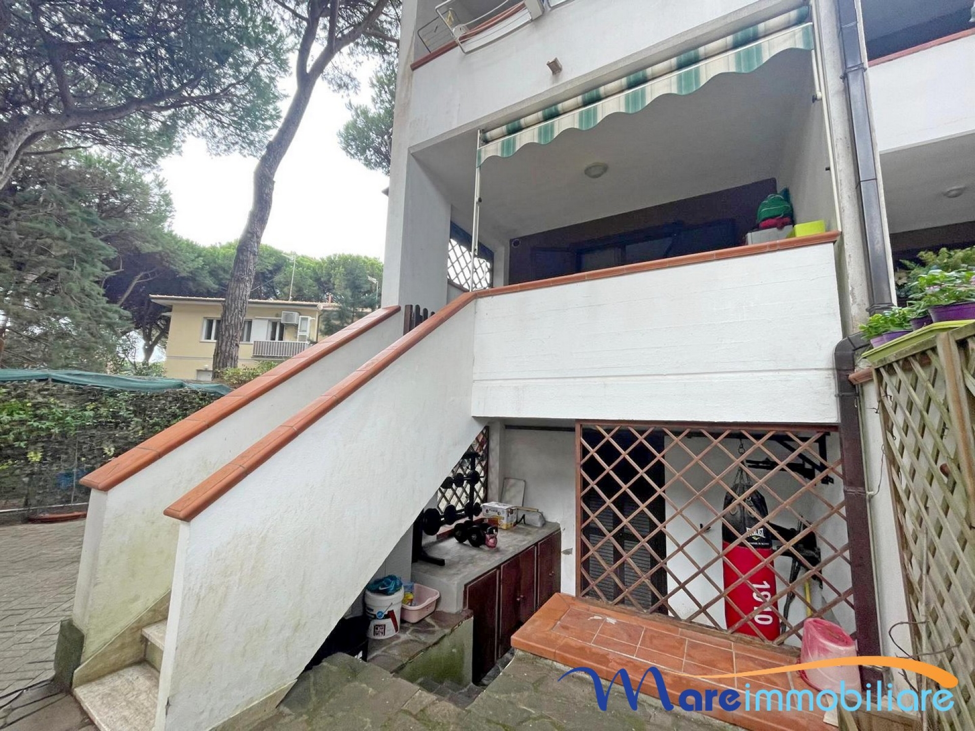 Rosmarina Villetta terra-tetto con giardino e posto auto