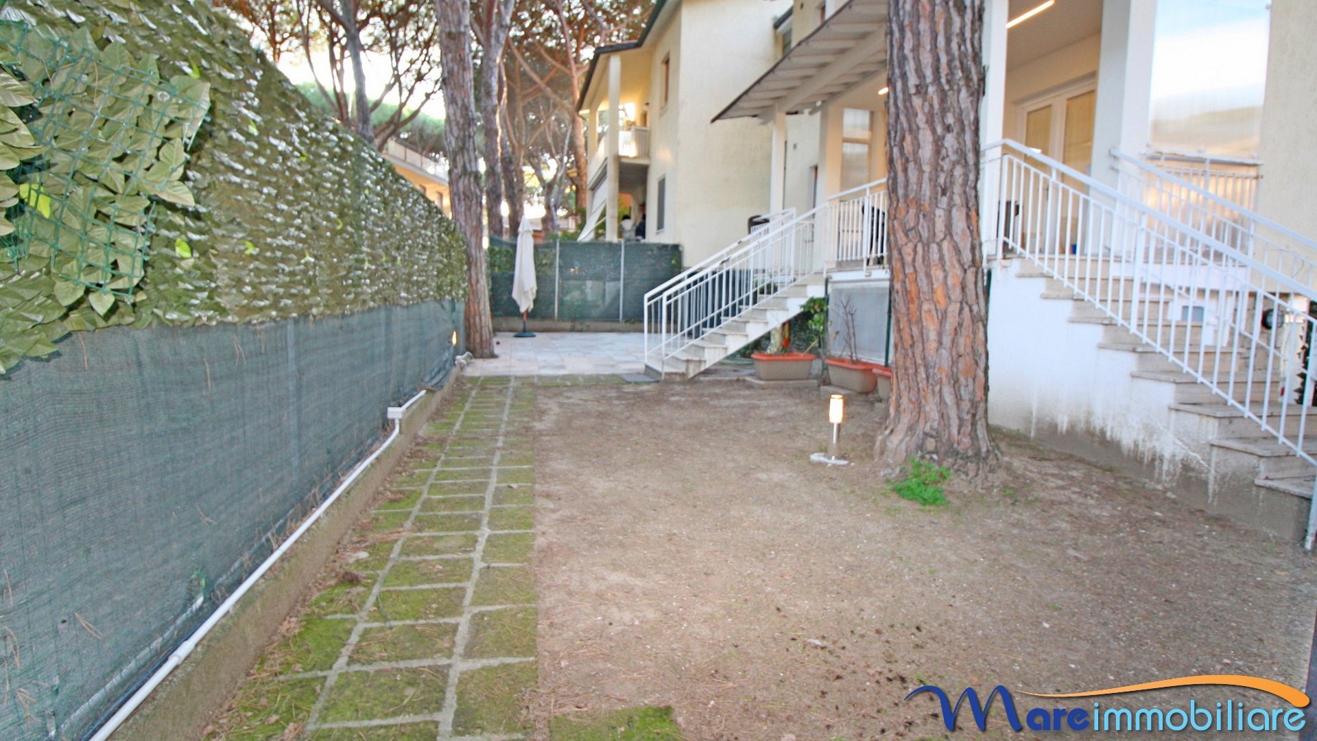 Tre camere doppi servizi e giardino