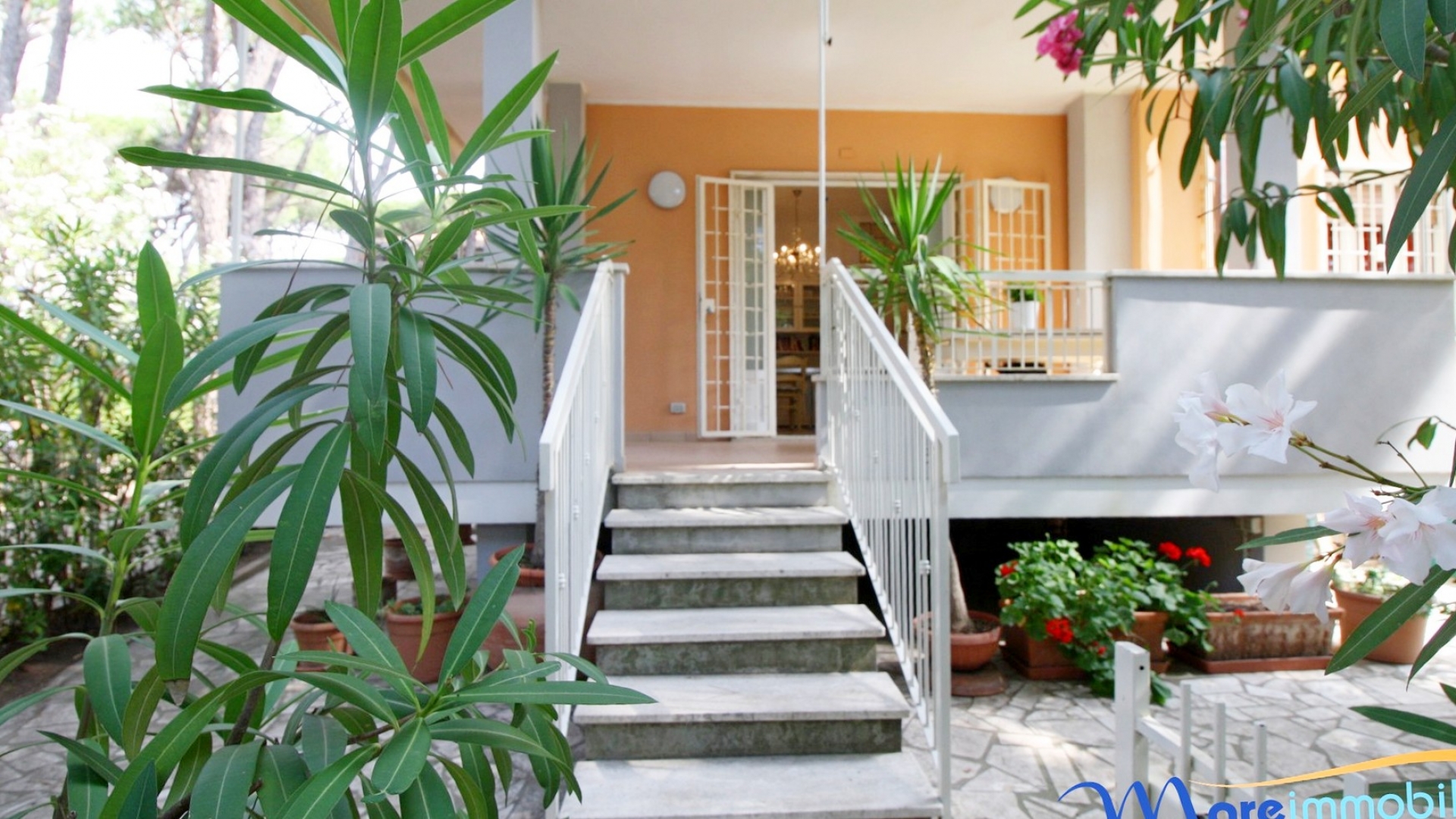 Appartamento due camere doppi servizi con giardino