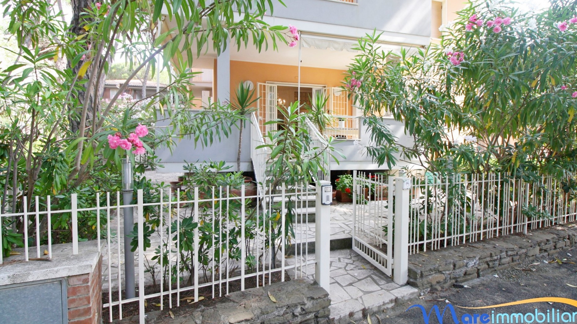 Appartamento due camere doppi servizi con giardino
