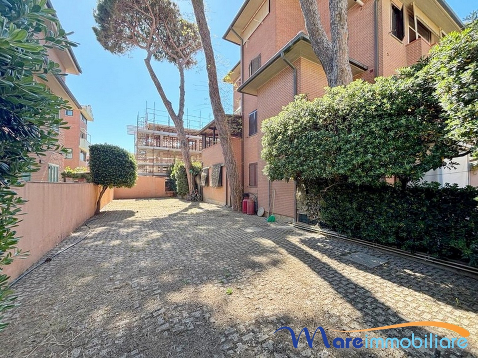Quadrilocale al primo piano con posto auto e monolocale condonato al piano terra
