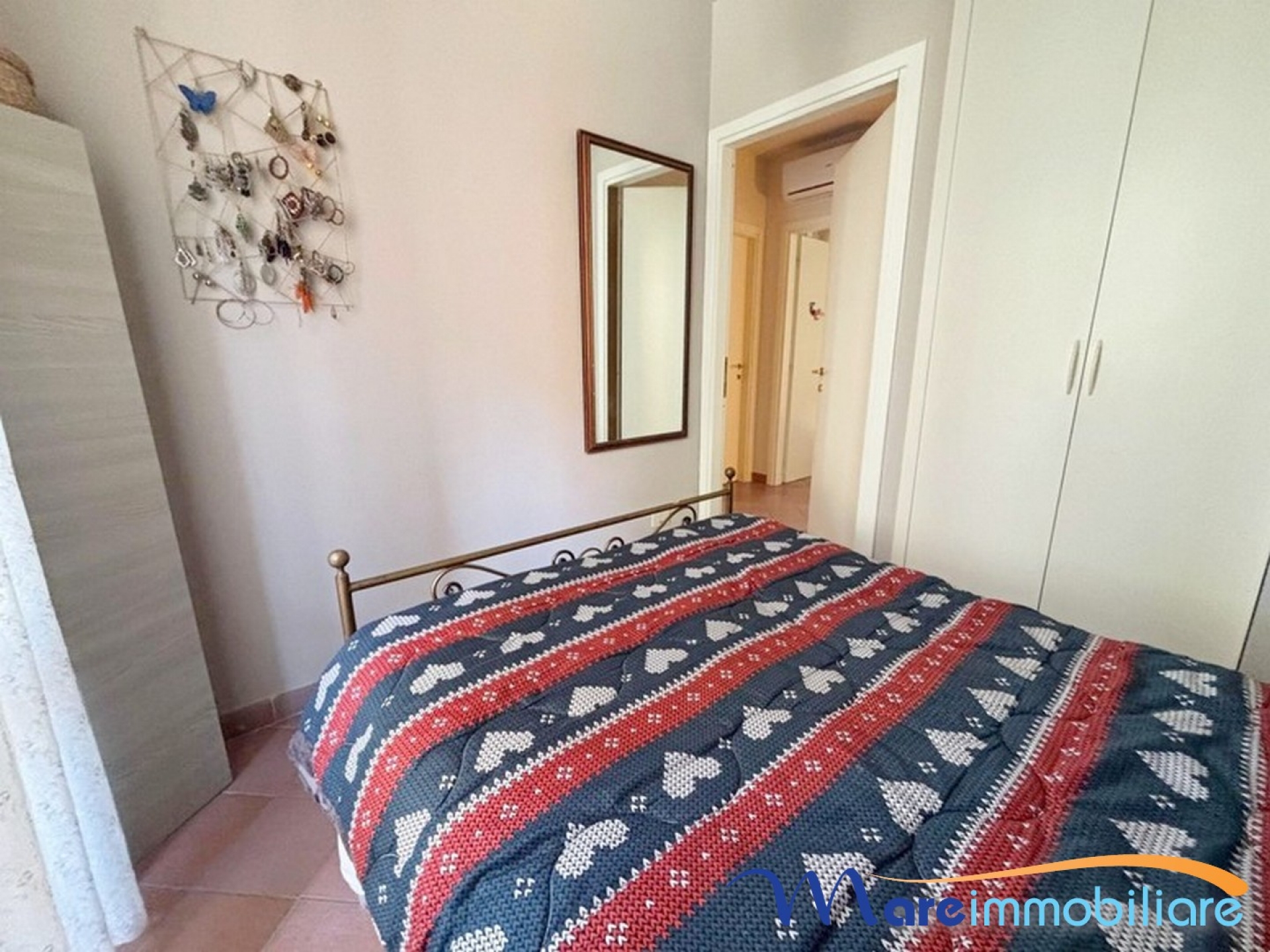 Quadrilocale al primo piano con posto auto e monolocale condonato al piano terra