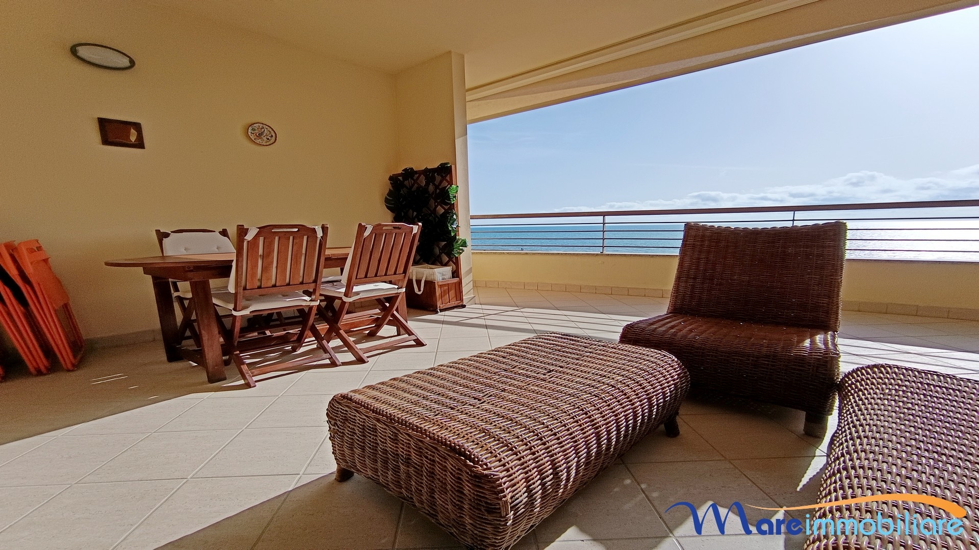 Fronte Mare in centro: trilocale nuovo con terrazza vista mare e posto auto