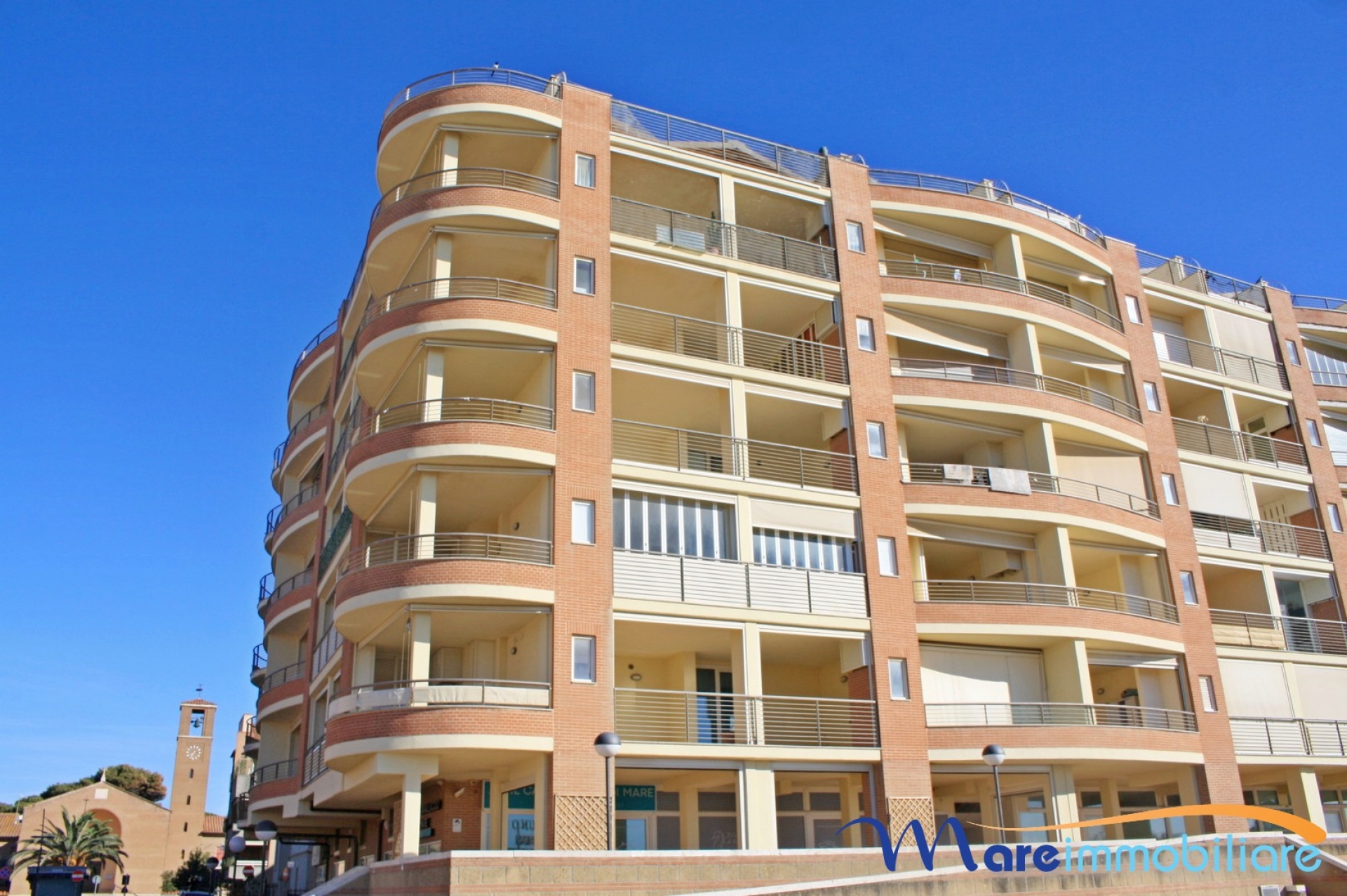 Fronte Mare in centro: trilocale nuovo con terrazza vista mare e posto auto
