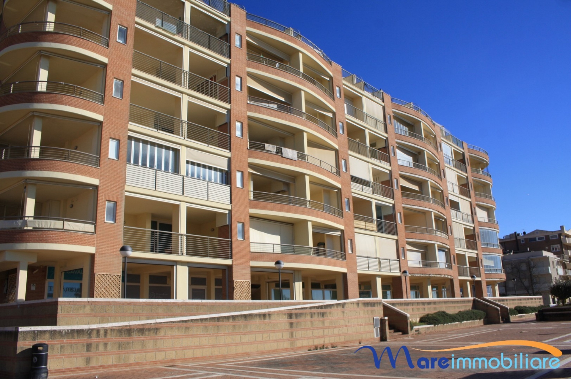 Fronte Mare in centro: trilocale nuovo con terrazza vista mare e posto auto