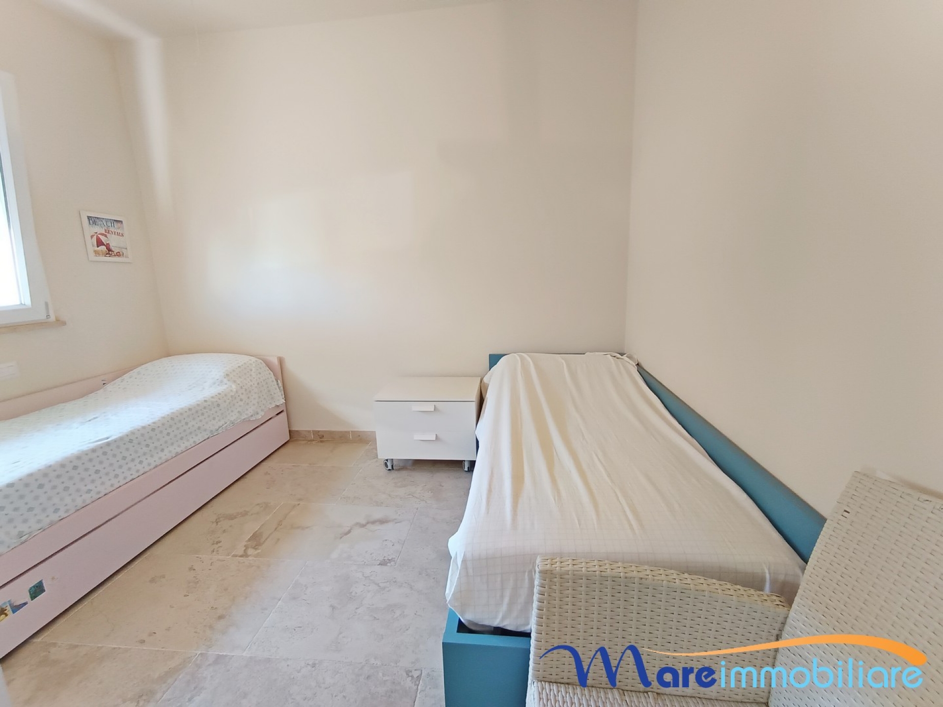 Trilocale su due livelli con solarium, doppi servizi e posto auto privato a Marina di Grosseto