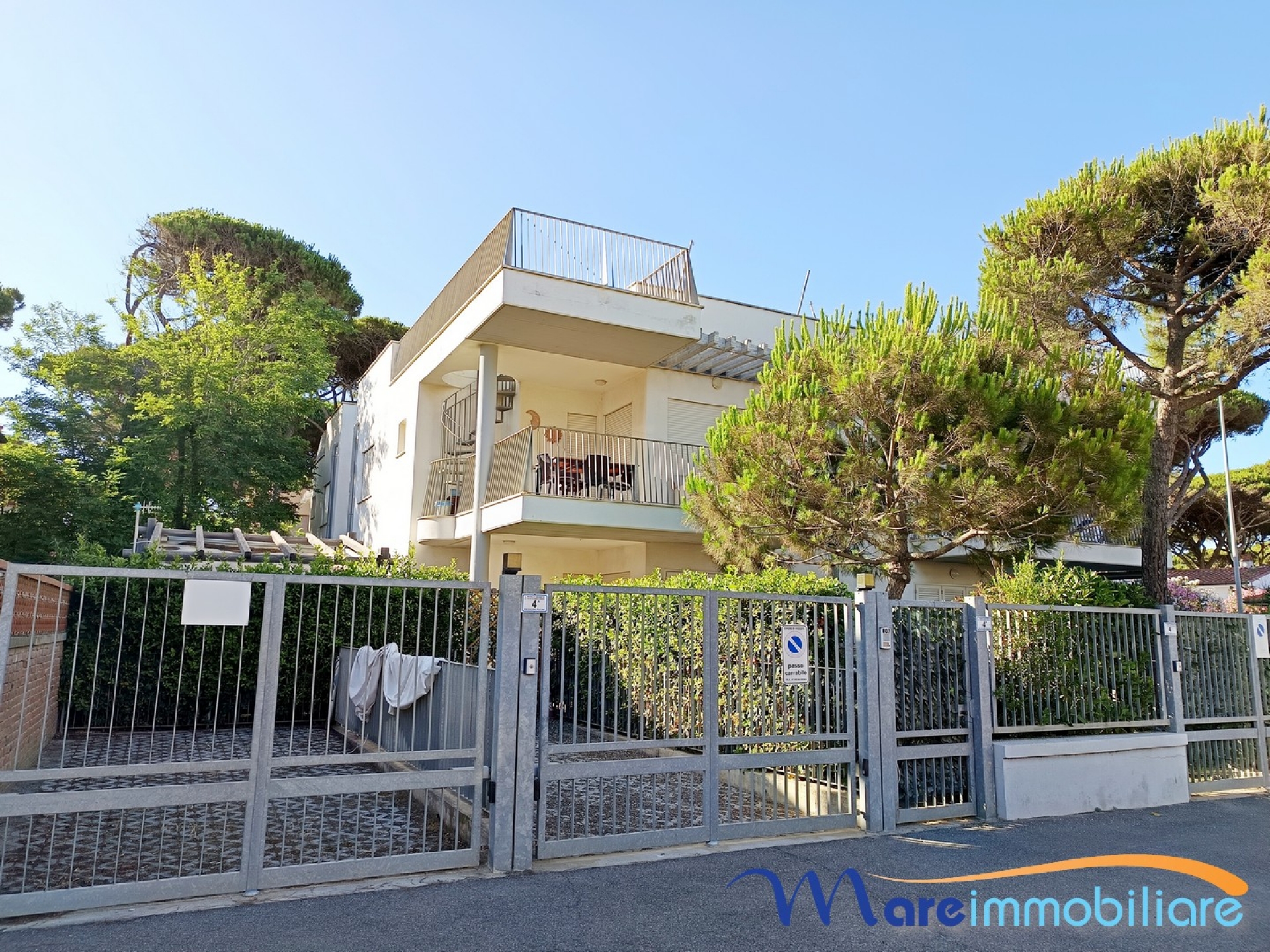 Trilocale su due livelli con solarium, doppi servizi e posto auto privato a Marina di Grosseto