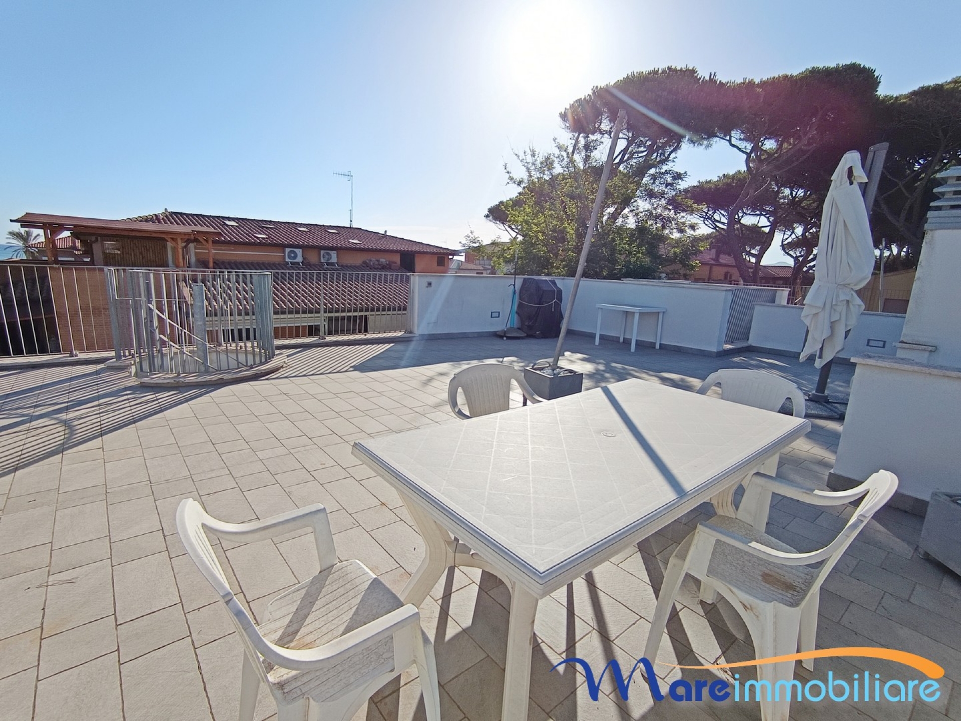 Trilocale su due livelli con solarium, doppi servizi e posto auto privato a Marina di Grosseto