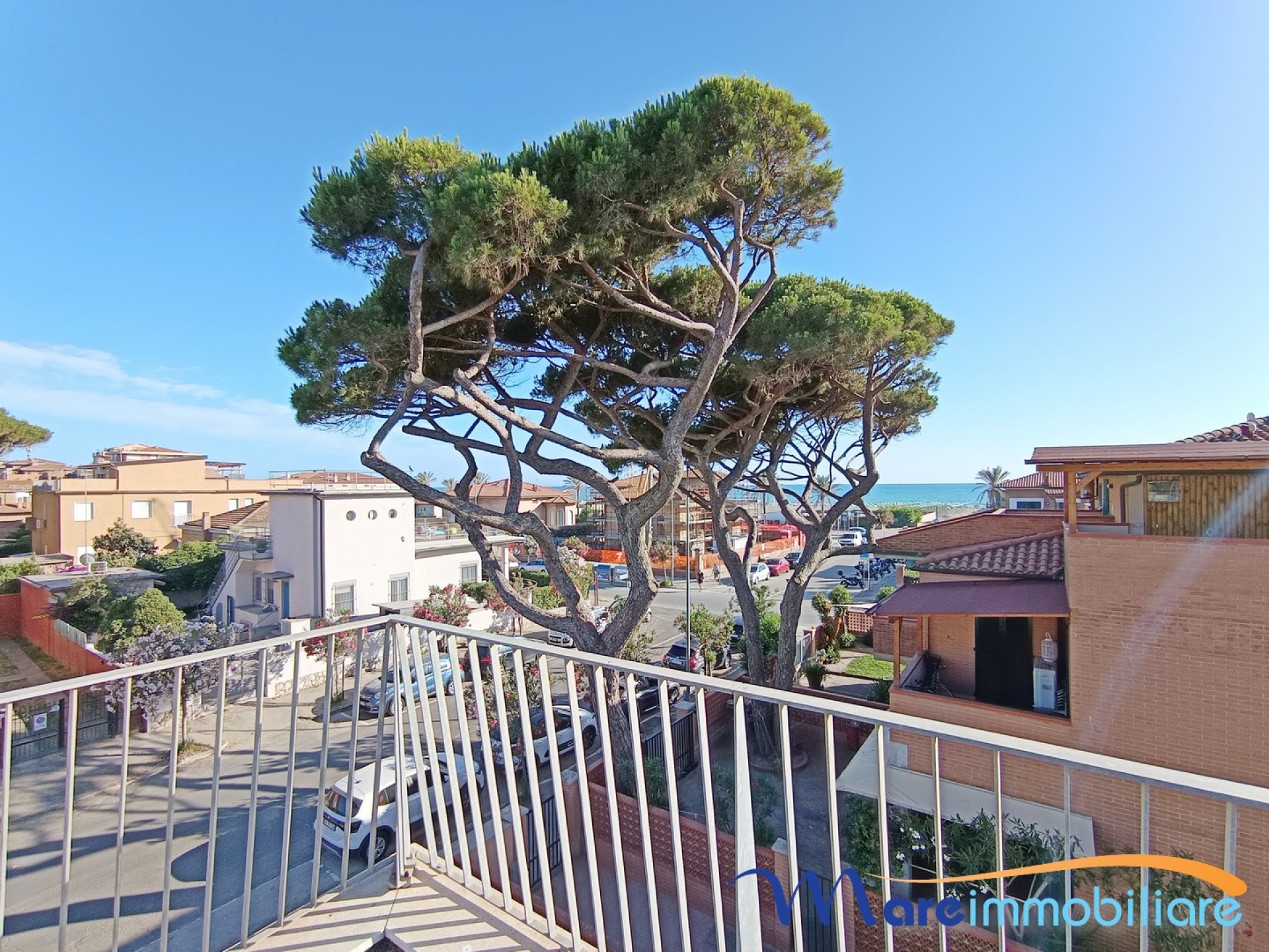 Trilocale su due livelli con solarium, doppi servizi e posto auto privato a Marina di Grosseto