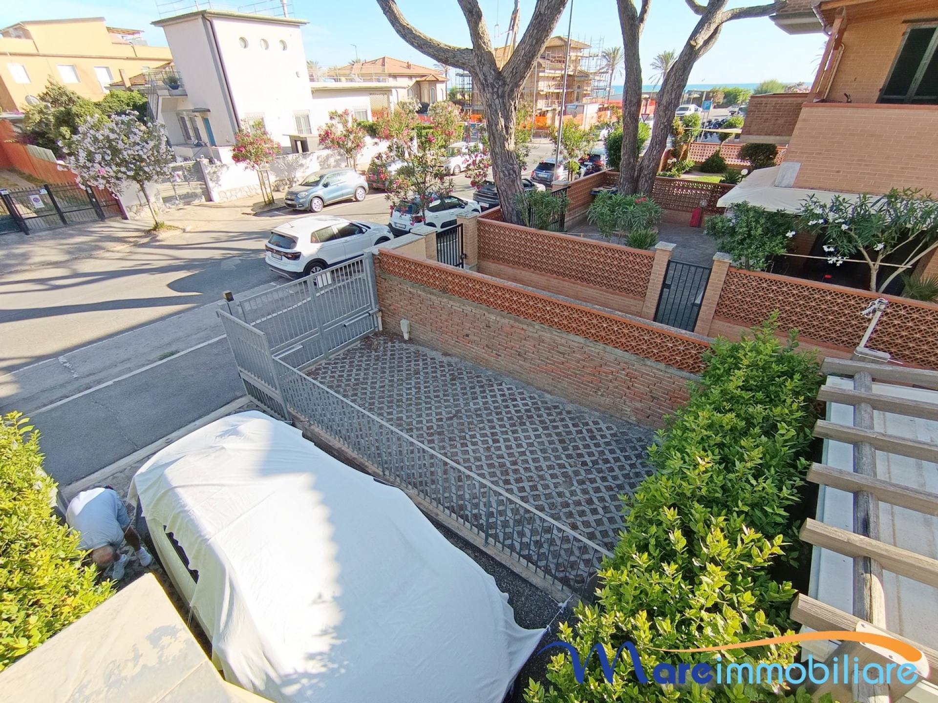 Trilocale su due livelli con solarium, doppi servizi e posto auto privato a Marina di Grosseto