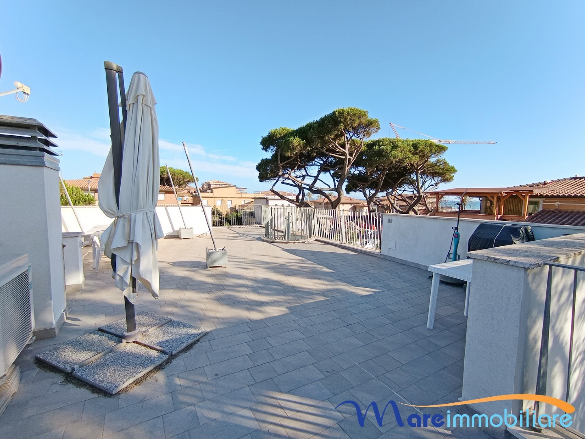 Trilocale su due livelli con solarium, doppi servizi e posto auto privato a Marina di Grosseto