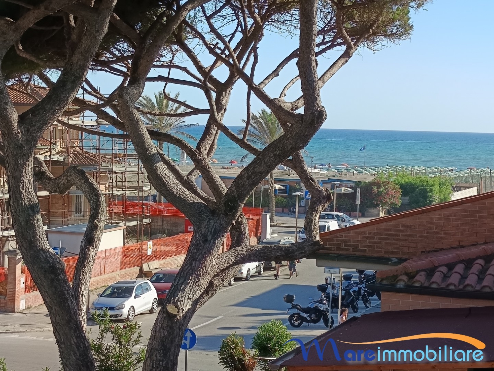 Trilocale su due livelli con solarium, doppi servizi e posto auto privato a Marina di Grosseto