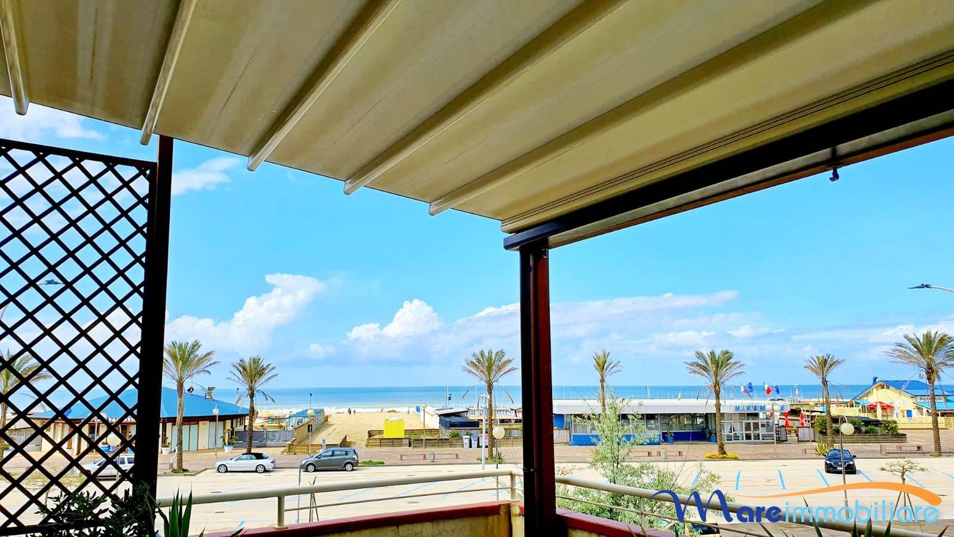 trilocale fronte mare doppi servizi  con posto auto