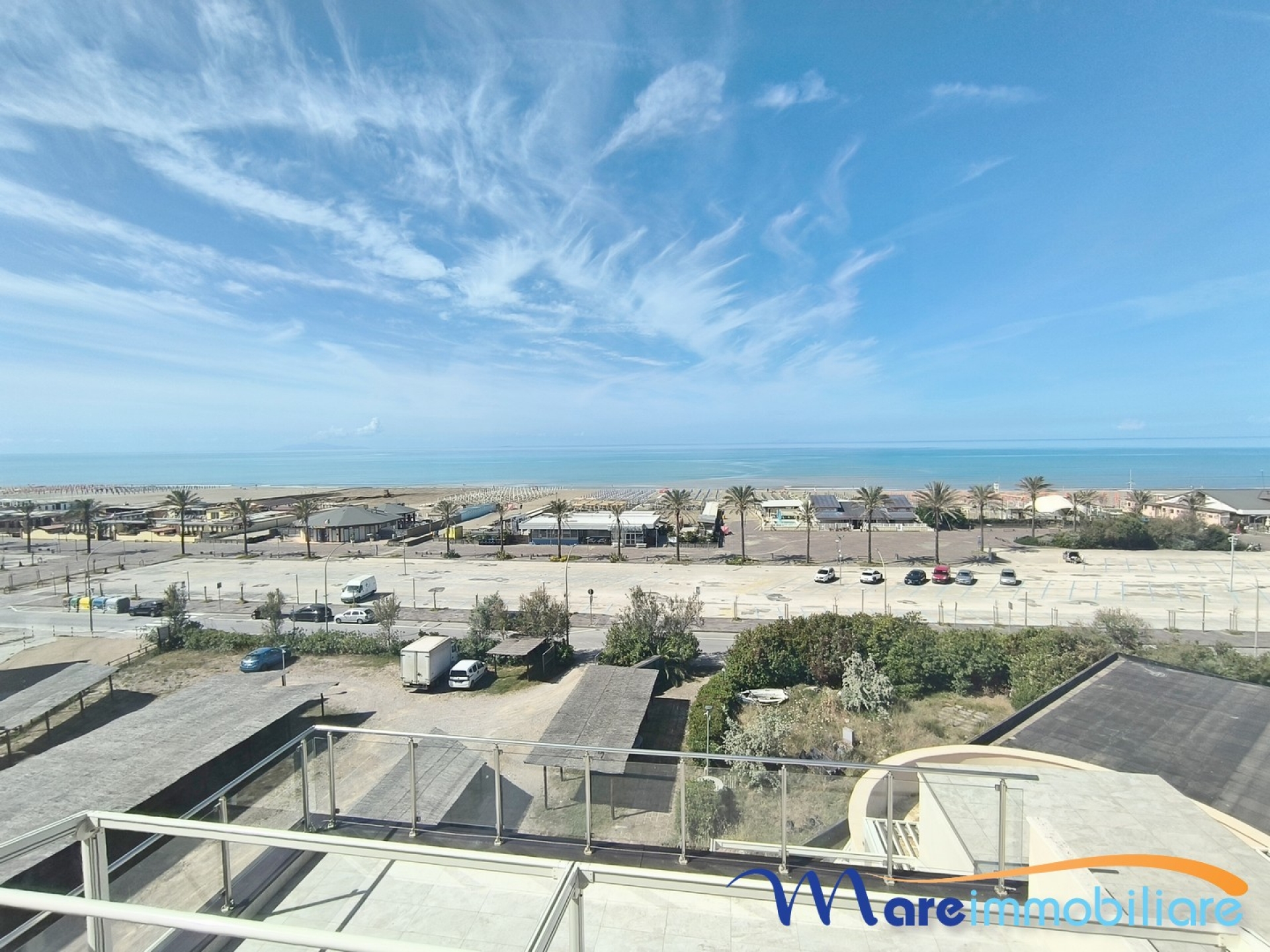 Vista Mare Panoramica a 70 Metri dalla Spiaggia – Monolocale con Terrazza e Posto Auto