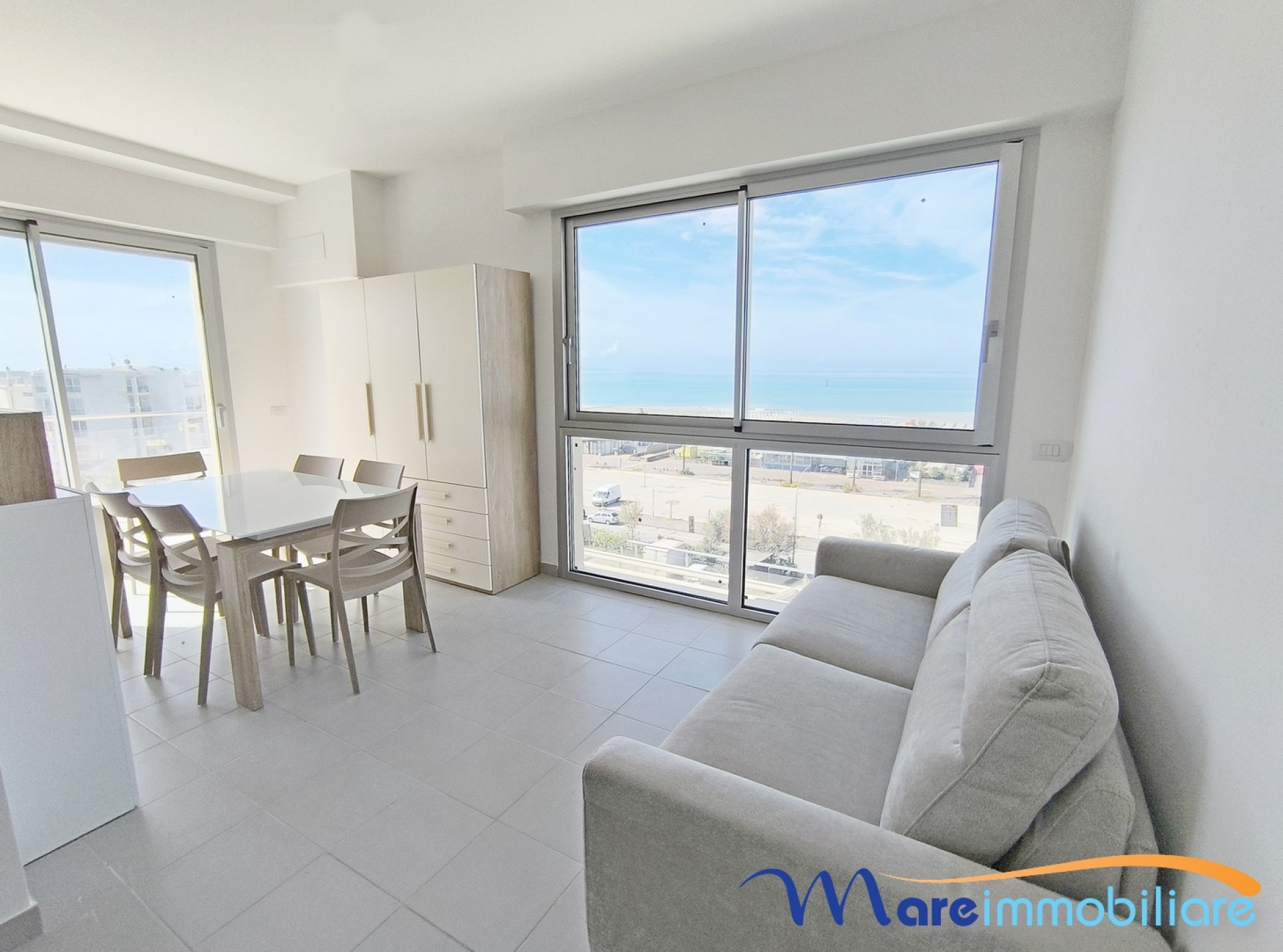 Vista Mare Panoramica a 70 Metri dalla Spiaggia – Monolocale con Terrazza e Posto Auto